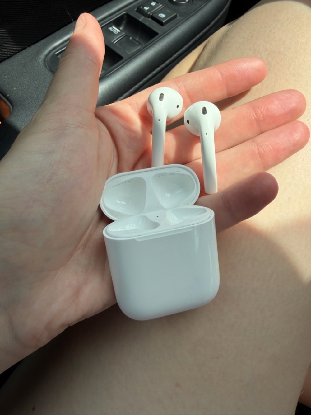 Apple White Wireless Earbuds with Charging Case